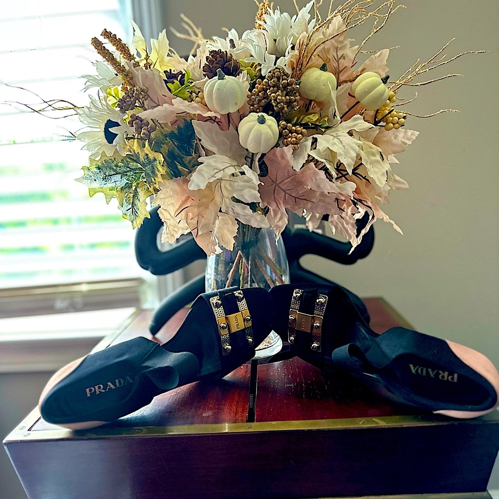 STUNNING!! Prada Black and Gold High Heels with Chic Design from Neiman Marcus - Picture 2 of 8